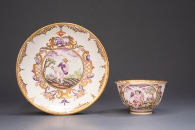 Du Paquier cup and saucer, pained with cupids à la Elias Baeck