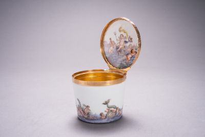 Gold mounted Meissen snuff box, painted with Neptune, dolphins and putti