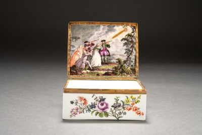 Meissen "comet" snuff box with playing cards