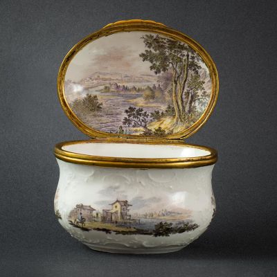 Oval snuff box with soft colored river landscapes (probably topographical)