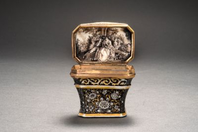 Seltene Schwarzfond-Tabatiere mit Watteau-Szene Seltene Schwarzfond-Tabatiere mit Watteau-Szene