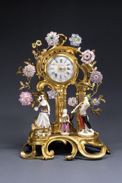 Lenoir-Uhr mit Meissener Harlekin-Familie, Vincennes-Blumen und feuervergoldeter Bronze von Lazare Duvaux, Paris