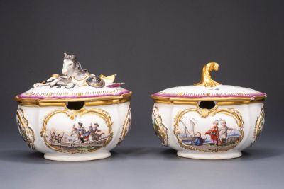 A pair of oval-fitting lidded boxes (mustard pots) with polychrome bataille and chinoiseries scenes