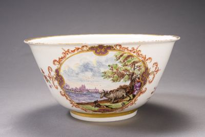 Bowl from the Warsaw service with early hunting scenes by Johann Gregorius Höroldt