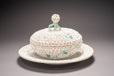 Meissen tureen with lid and stand with "Schneeballen" decor