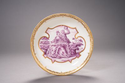 Documentary saucer with gallant scene and dating ‘Ao: 1754 G.’ in purple camaieu