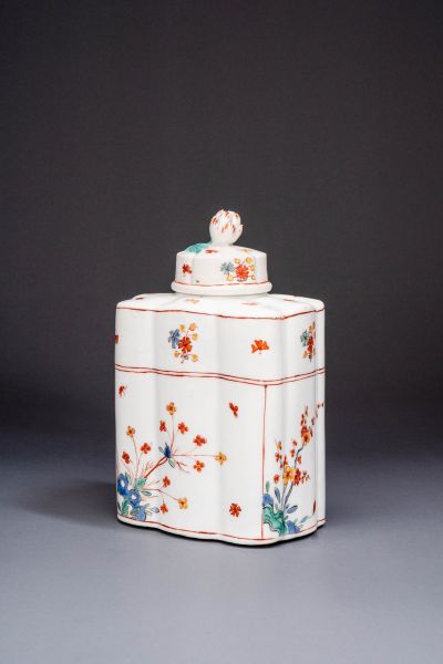 Large Meissen tea caddy with lid and flower bud as knob, painted in kakiemon style