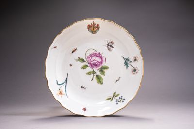 Large plate with the coat of arms of the family Ferrero