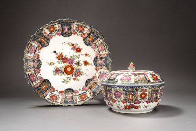 Große, seltene Imari-Terrine mit Deckel und Unterschale