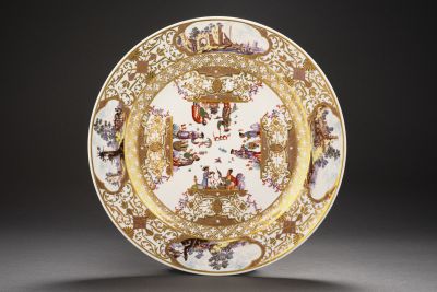 Großer Meissen Prunkteller mit farbigen Chinoiserien, holländischen Landschaften und opulentem Golddekor von Johann George Heintze