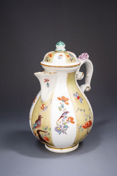 Meissen jug, painted in light olive green ground and „Indian“ flowers