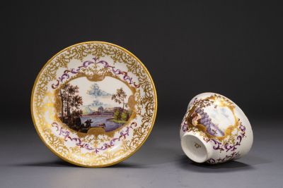 Meissen Koppchen mit Unterschale, bemalt mit sächsischen Landschaften (topografisch)