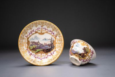 Meissen Koppchen mit Unterschale, bemalt mit sächsischen Landschaften (topographisch)