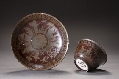 Meissen cup with saucer, painted by Johann Joseph Hackl with etched silver Chinese figures on a coffee brown groun