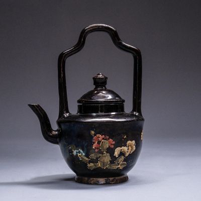 Small ‘überhenklig’ teapot of  ‘Schwartz Porcelain’