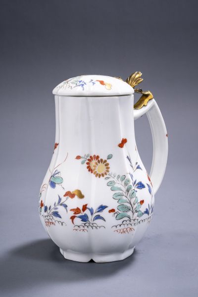 Meissen water jug ​​with mounted lid and Kakiemon painting by the young Adam F. von Löwenfinck