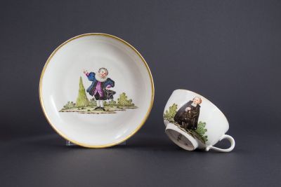 Tasse mit Unterschale, bemalt mit Komödienkindern von Johann Klein